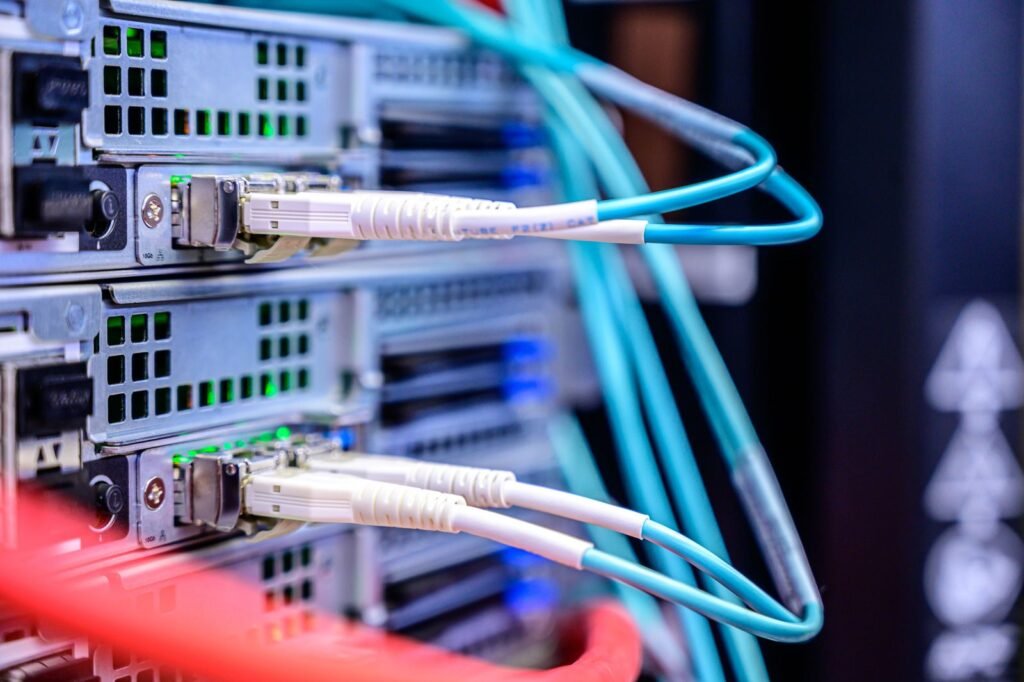 Duomenų tinklo kabeliai prijungti prie serverio jungčių